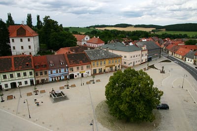 Pohled na dlažbu náměstí z věže kostela.