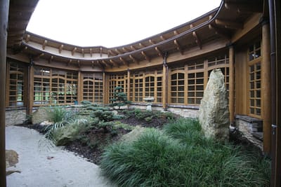 El jardín de 8 plantas está acristalado en todo su perímetro con ventanas que dan a un pasillo que evita el atrio.