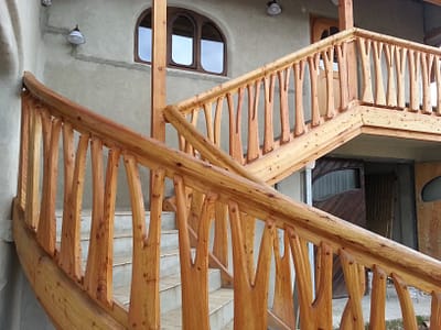 Escalera detallada hecha a mano con madera de alerce