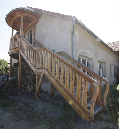 The carpentry work of the side staircase is made of larch wood.