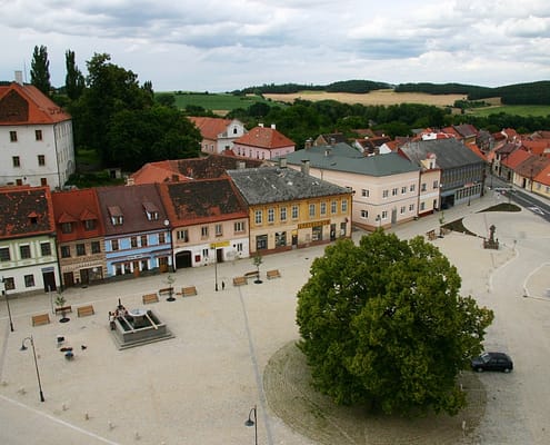 Pohled na dlažbu náměstí z věže kostela.